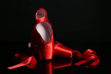 Siyah ayna yüzeyinde bir çift güzel sivri ayakkabı.