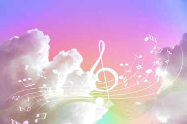 Bulutlu, renkli, güzel gökyüzünde müzik sembolleri