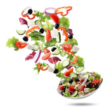 Lezzetli salata. Taze malzemeler ve beyaz arka planda havadaki yemekler.