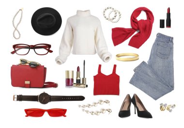 Kırmızı aksanlı kış kadın kıyafeti. Şık kıyafetler, aksesuarlar ve dekoratif kozmetik ürünler, beyaz arka planda koleksiyon. Moda trend tahtası