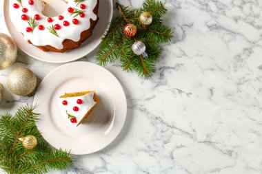 Geleneksel klasik Noel pastası ve dekorasyon beyaz mermer masada, düz yerde. Metin için boşluk