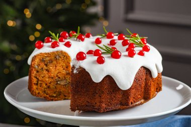 Geleneksel klasik Noel pastası masada, yakın plan.