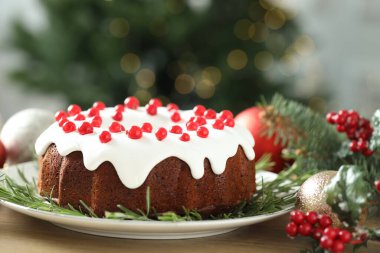Geleneksel Noel pastası ve dekorasyonu ahşap masada.