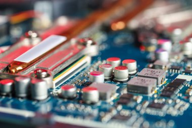 Arka plan olarak bilgisayar ana kartı, yakın plan. Elektronik mühendisliği