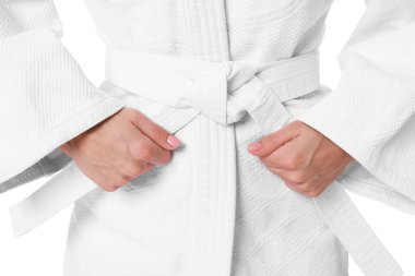 Kimonolu karate dövüşçüsü beyazlar içinde izole edilmiş, yakın plan.
