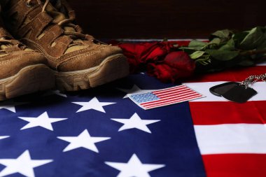Gaziler Günü. Amerikan ordusu, Amerikan bayrağı, güller, jetonlar ve askeri ayakkabılar, yakın plan.