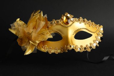 Siyah arka planda güzel altın karnaval maskesi