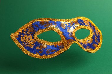 Yeşil arka planda güzel, parlak bir karnaval maskesi