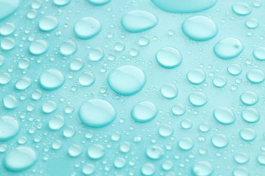 Turkuaz arka planda su damlaları, yakın plan görünümü