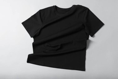 Gri arkaplanda bir tişört, üstten.