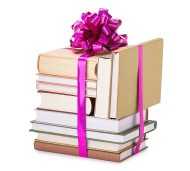 Mor yaylı kitap yığını beyaza izole edilmiş bir hediye olarak.
