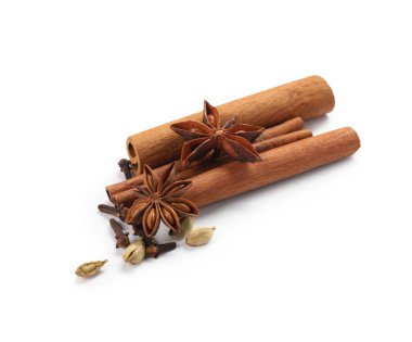 Beyaza izole edilmiş farklı aromatik baharatlar. Noel sezonu