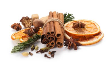 Beyaza izole edilmiş farklı aromatik baharatlar. Noel sezonu