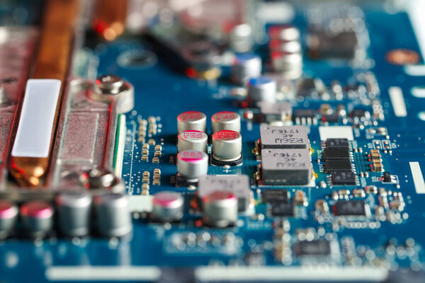 Компьютерная материнская плата в качестве фона, крупным планом. Электронная техника