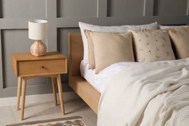 Odasında güzel yastıklar olan bir yatak. İç tasarım