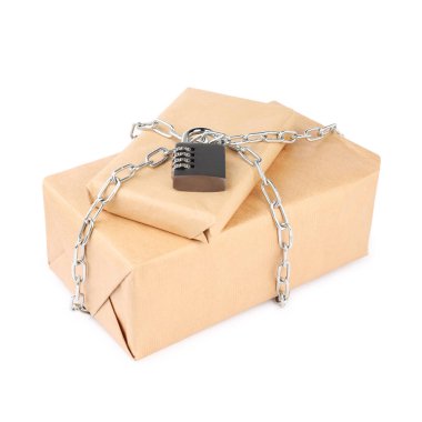 Zincirli ve asma kilitli paketler beyaza izole edildi