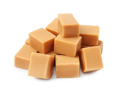 Beyaz üzerine izole edilmiş tatlı karamel şekerler
