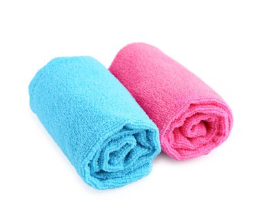 Temiz pembe ve açık mavi mikrofiber kumaşlar beyaz üzerinde izole edilmiş.