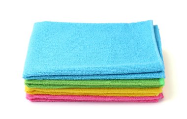Beyaz üzerine izole edilmiş farklı mikrofiber kumaş yığınları.