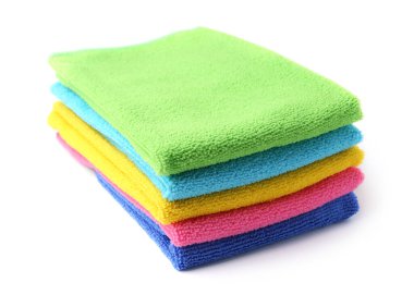Beyaz üzerine izole edilmiş farklı mikrofiber kumaş yığınları.