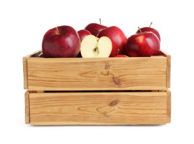 Tahta sandıktaki taze kırmızı elmalar beyaz üzerine izole edilmiş.