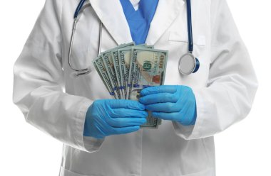 Yozlaşma konsepti. Beyaz arka planda dolar banknotları olan doktor, yakın plan.