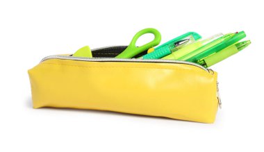 Beyaz üzerine izole edilmiş farklı kırtasiyeye sahip kalem kutusu