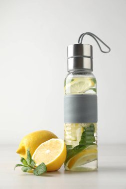 Beyaz ahşap masada naneli limon suyu.