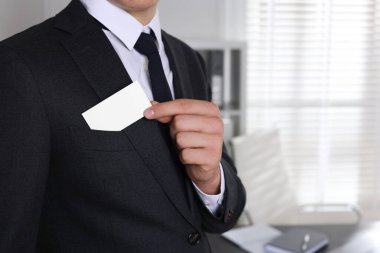 Ofiste ceketinin cebinden boş kartvizit alan bir adam, yakın plan. Tasarım için model