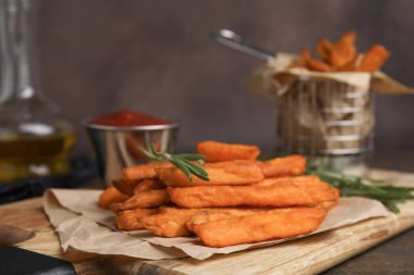 Tatlı patates kızartması ve biberiye masada, yakın plan.