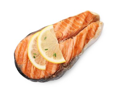 Lezzetli ızgara somon bifteği, limonlu, beyaz, üst manzara.