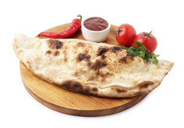 Ketçaplı leziz calzone, taze domates ve beyaz üzerine izole edilmiş kırmızı biber.