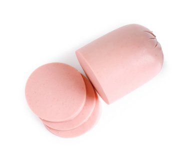 Lezzetli haşlanmış sosis parçaları beyaz, üst manzara izole edilmiş.