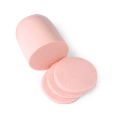 Lezzetli haşlanmış sosis parçaları beyazda izole edilmiş.