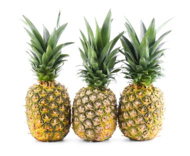 Beyaz üzerine izole edilmiş üç taze ananas.