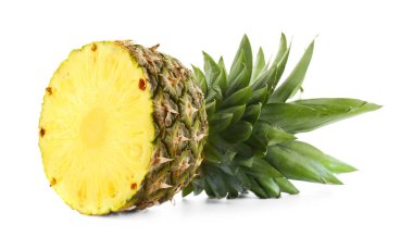 Olgun ananas parçası beyaza izole edilmiş.