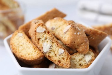 Geleneksel İtalyan badem bisküvileri (Cantucci) masada, yakın plan