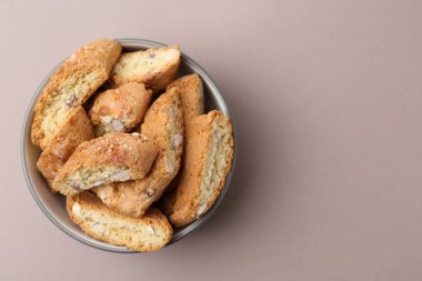 Lezzetli bademli bisküviler (Cantuccini) bej arka planda, üst manzara. Metin için boşluk