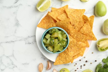 Beyaz mermer masada nachos ile nefis salsa sosu.