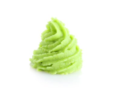 Wasabi macunu beyaza izole edilmiş. Baharatlı sos.