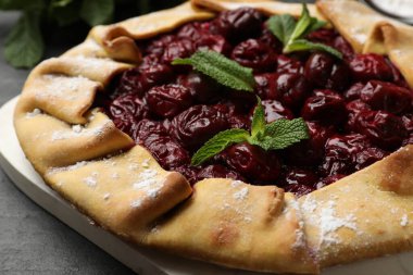 Kiraz ve nane aromalı güzel bir galet. Gri masa, yakın plan.