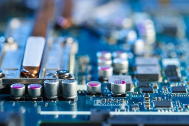 Arka plan olarak bilgisayar ana kartı, yakın plan. Elektronik mühendisliği
