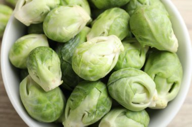 Masanın üstünde taze yeşil Brüksel lahanası var.