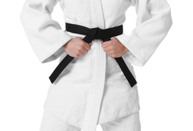 Kimonolu karate dövüşçüsü beyazlar içinde izole edilmiş, yakın plan.