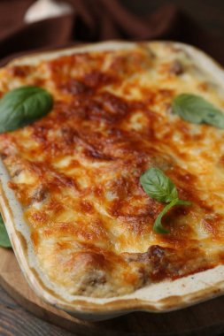 Yemek tabağında nefis pişmiş lazanya ve fesleğen, yakın plan.