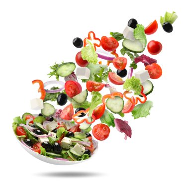 Lezzetli salata. Taze malzemeler ve beyaz arka planda havadaki yemekler.