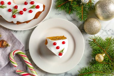 Geleneksel klasik Noel pastası ve dekorasyon beyaz mermer masa üzerinde, düz yatıyordu.