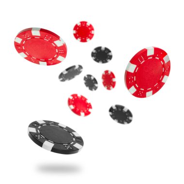 Siyah ve kırmızı kumarhane fişleri beyaz arka plana düşüyor