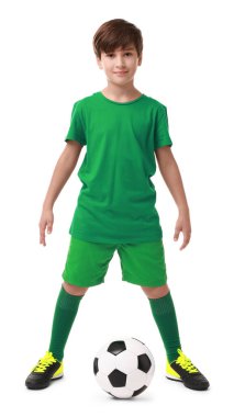 Beyaz arka planda futbol topu olan bir futbolcu