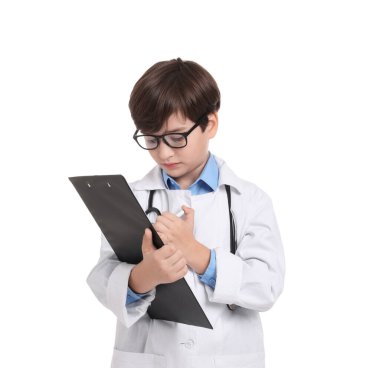 Steteskop ve not panosu olan beyaz arka planda doktor gibi davranan çocuk. Geleceğin mesleğini hayal etmek